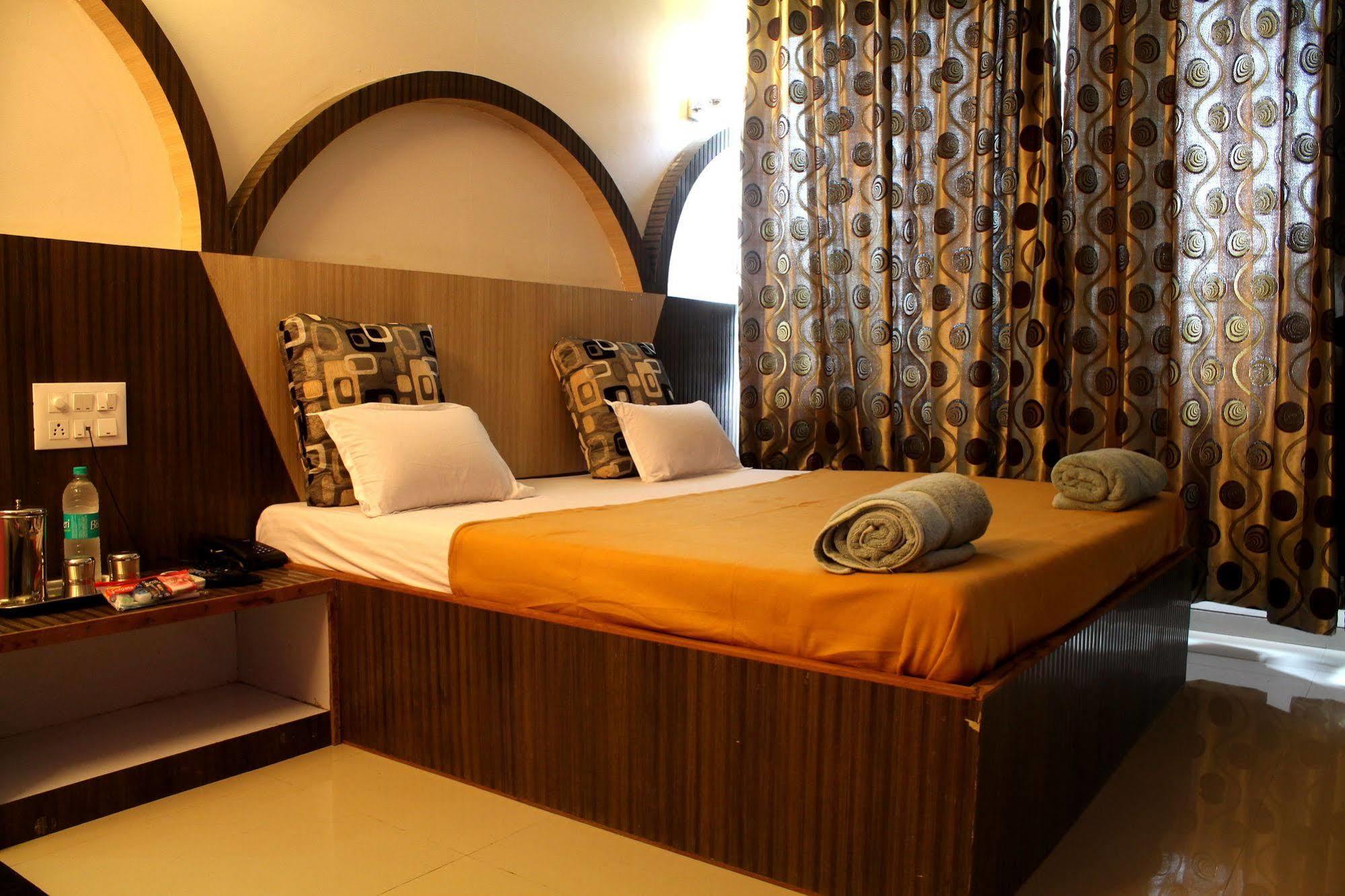 Hotel Malhar Palace Shirdi Buitenkant foto